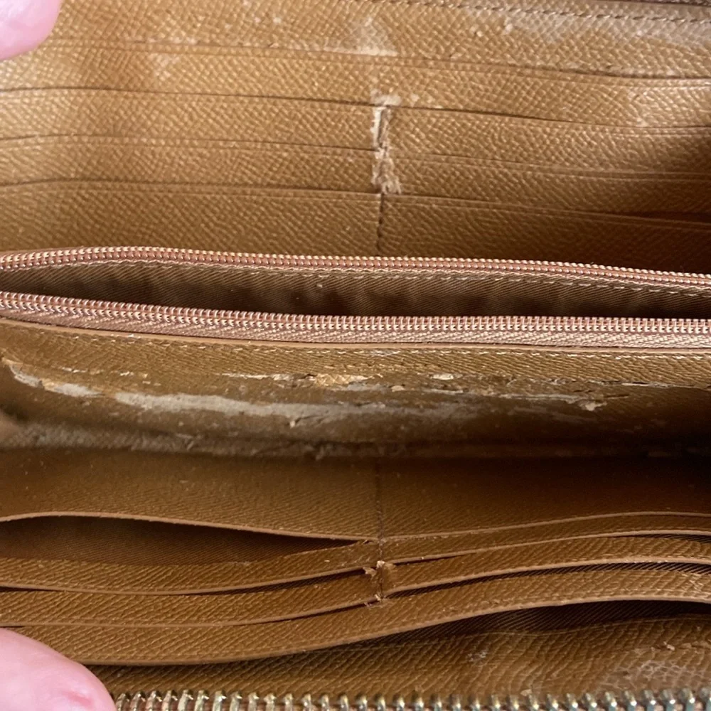 Coach wallet in camel leather, piling inside